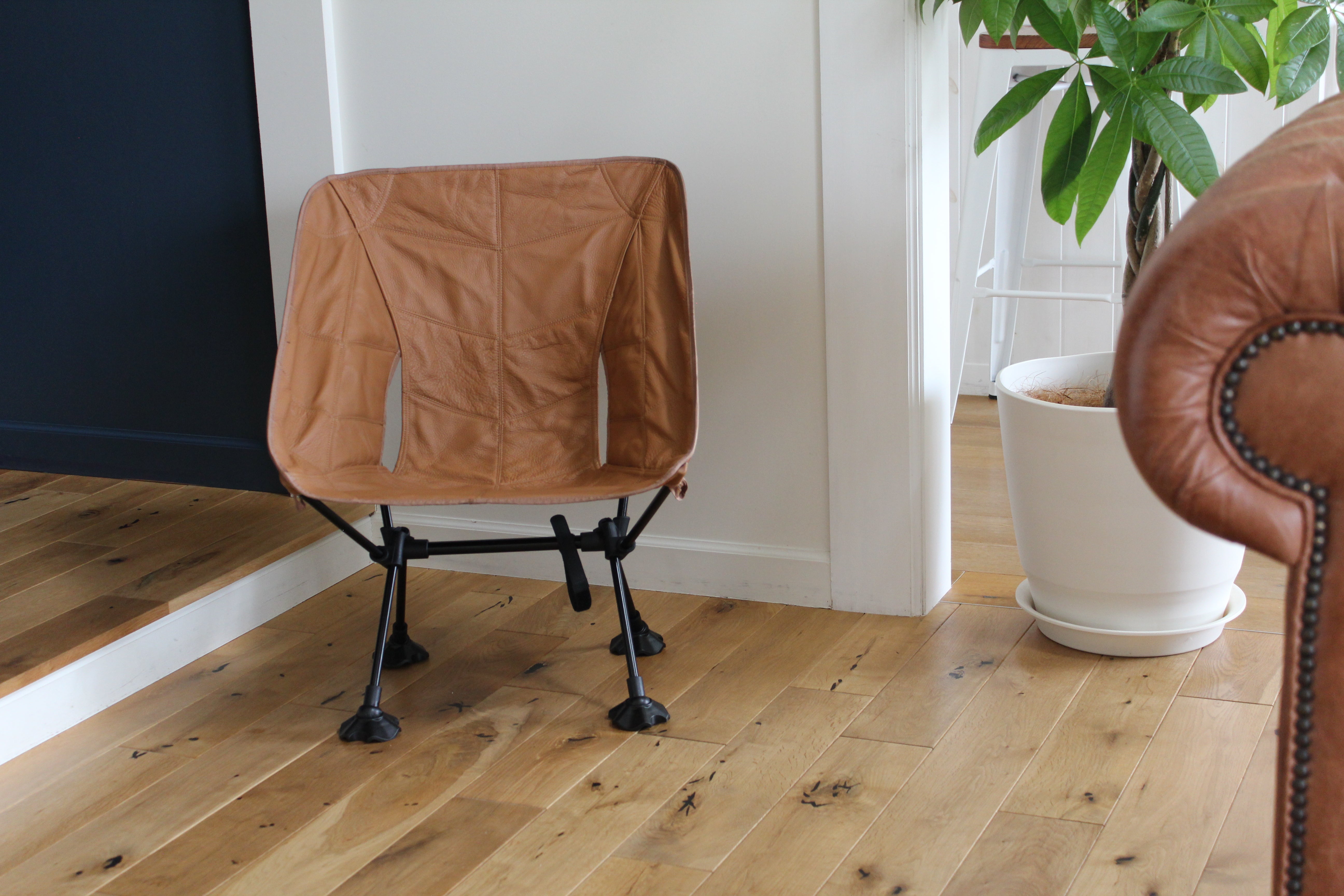 アウトドアシーンをワンランク格上げ！牛革を使用した折りたたみレザー