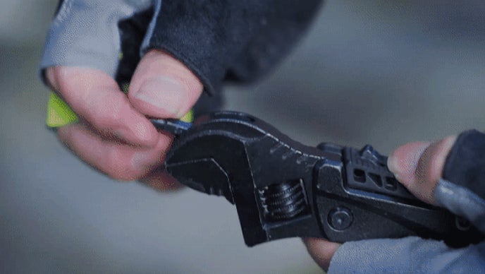 自在な作業を実現するコードレスミニルーターHanboost S1