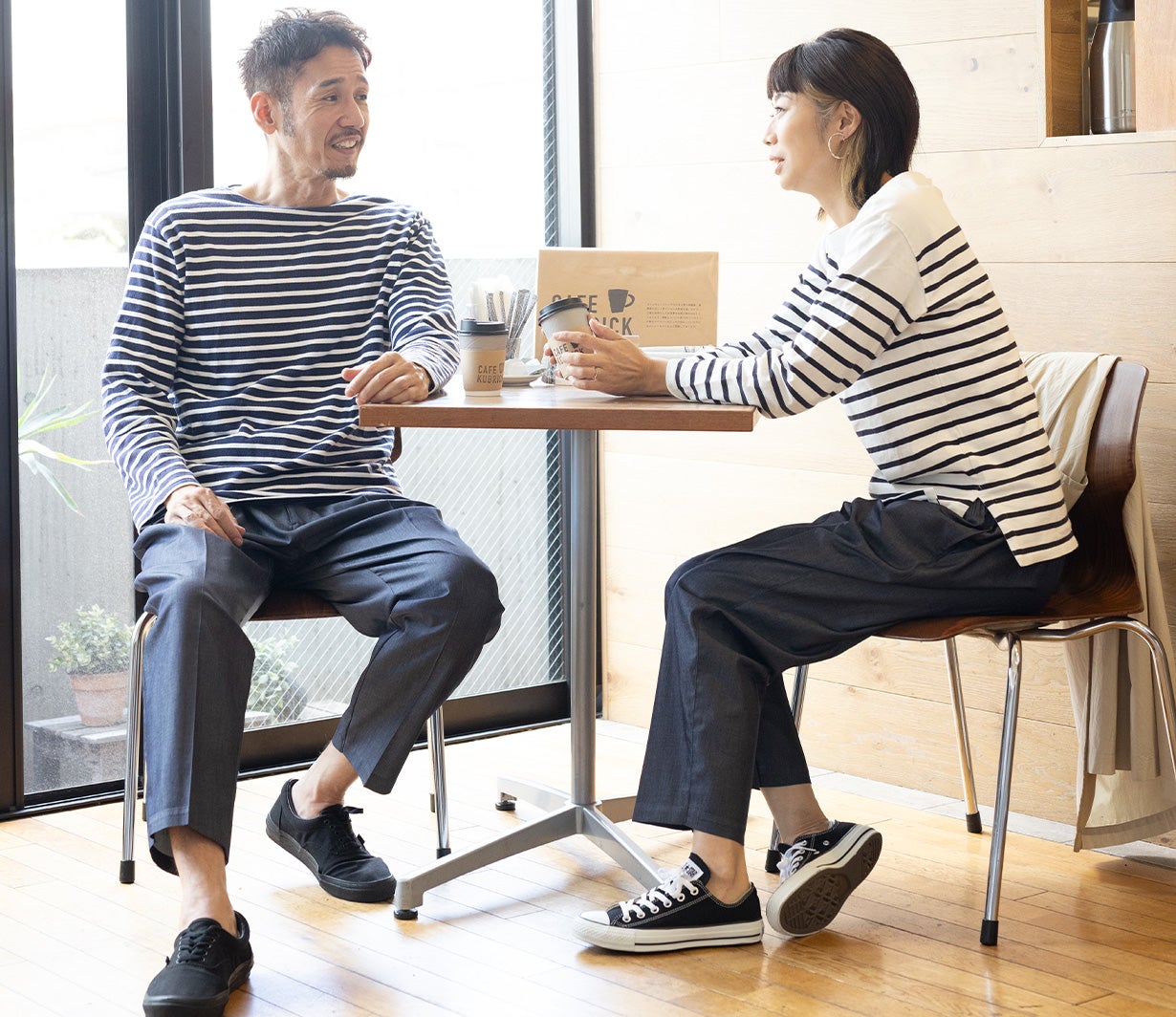 匠の技5【くつろぎデニム】がより履きやすく上品に。綺麗なプリーツが 匠の技5【くつろぎデニム】がより履きやすく上品に。綺麗なプリーツが