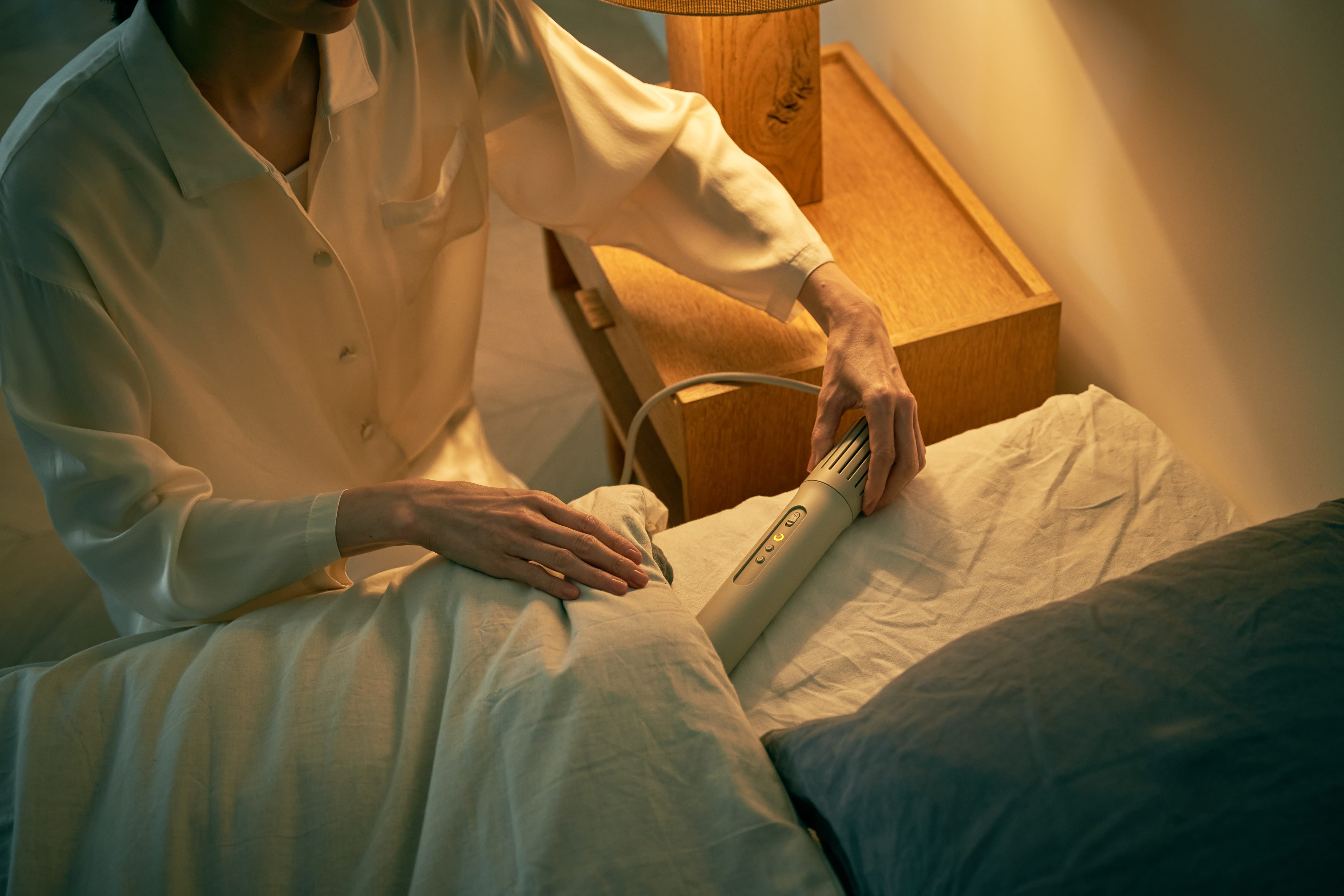 毎日の睡眠習慣が変わる】消臭機能付きワンタッチふとん乾燥機｜cado 