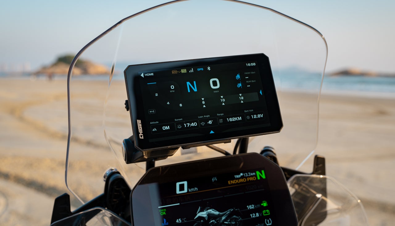 バイクライフを快適に。音楽やナビなどミラーリング可能なディスプレイ