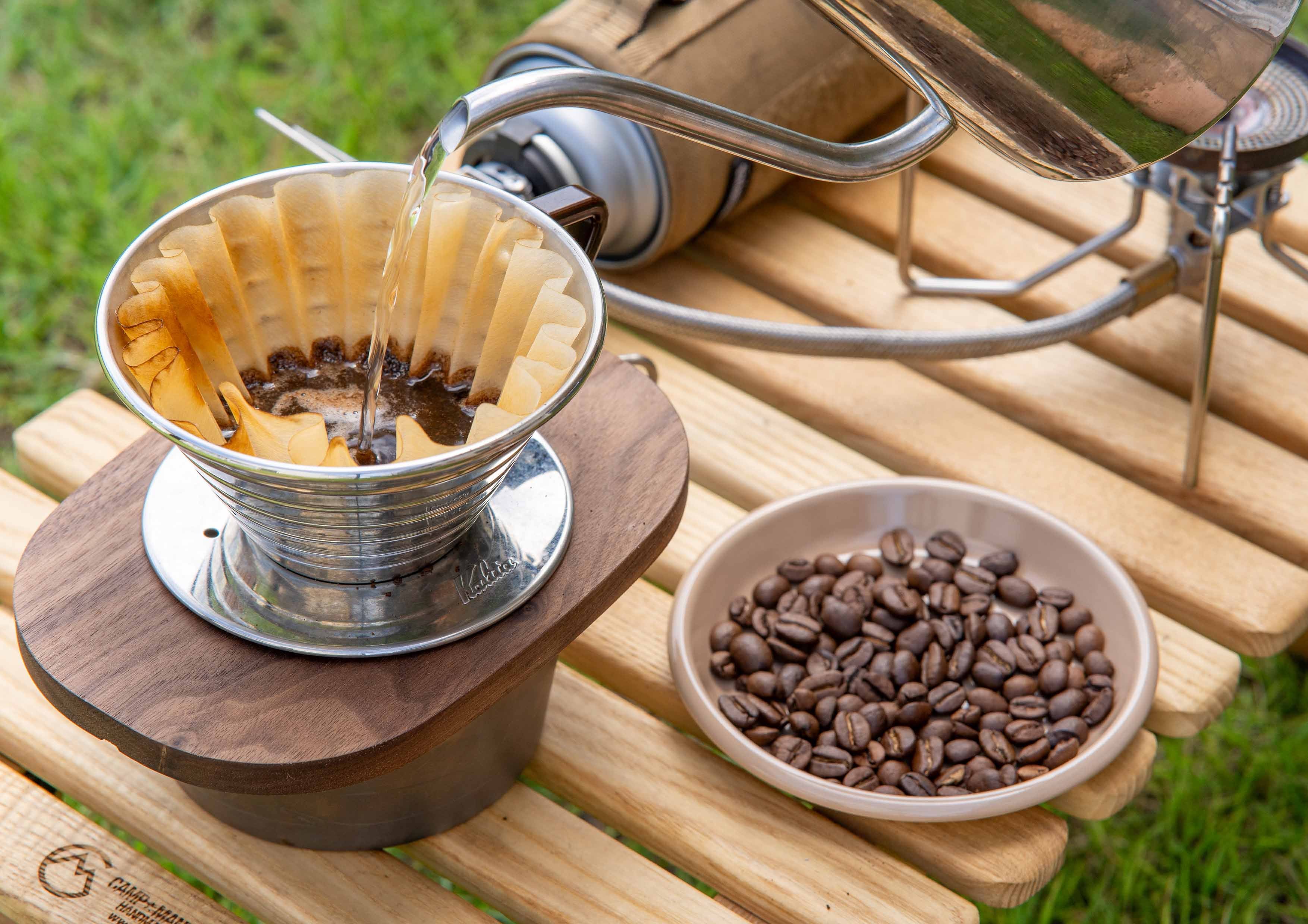 コーヒー好きに贈る！アウトドアでも活躍する、厚み1cmの木製コーヒー