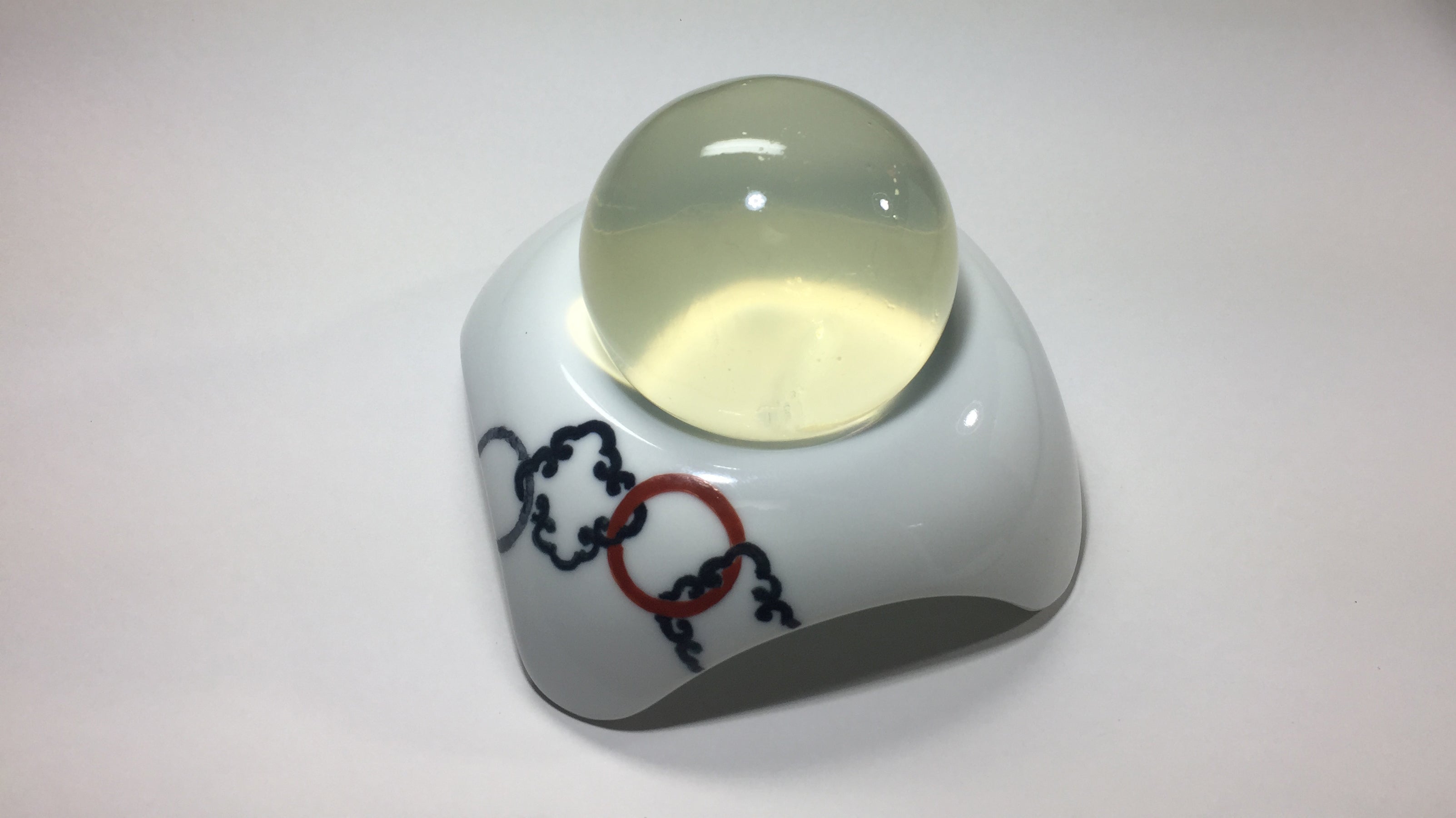 日々の洗顔に癒しと彩りを。伊万里焼で作られた「白美の雫」専用ソープ