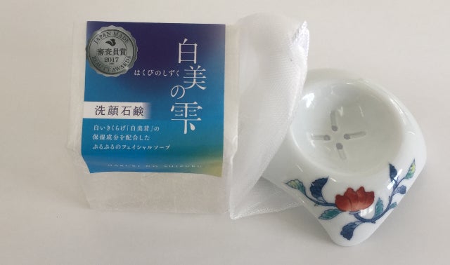 日々の洗顔に癒しと彩りを。伊万里焼で作られた「白美の雫」専用ソープ