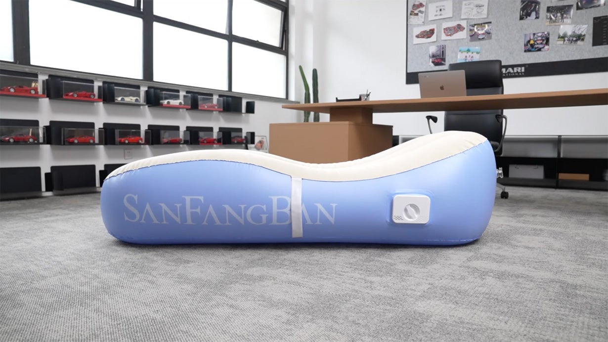 空気の入れ抜きは全自動で。最高にリラックスするならエアーソファー