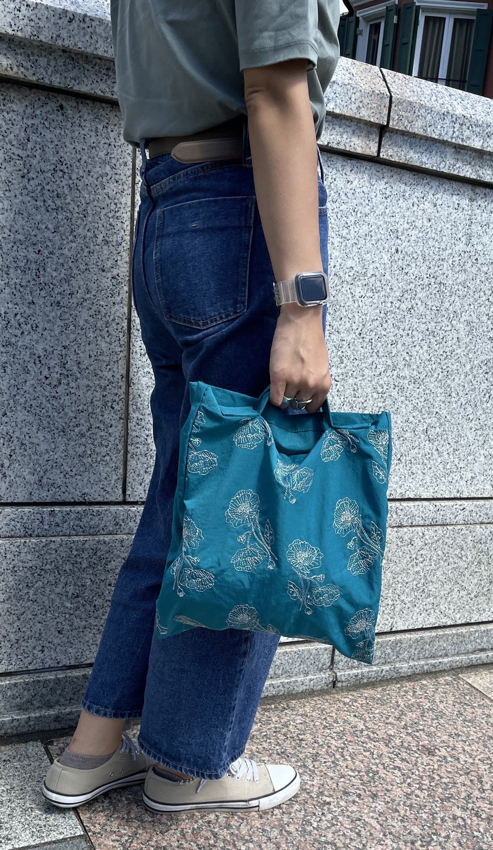 身近にフランスの”エスプリ”を感じる、オトナの刺繍バッグ