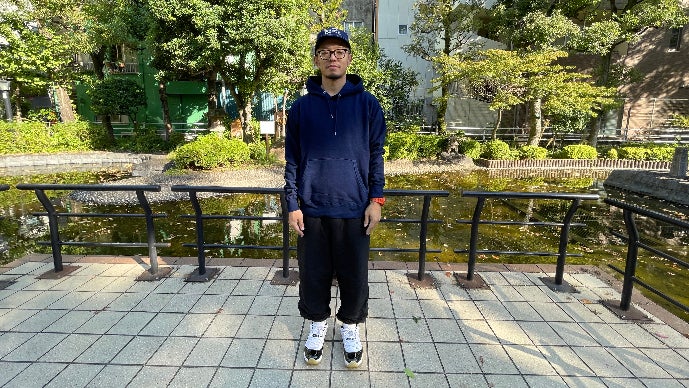 職人が一つ一つ異なる表情に染め上げる。武州正藍染のスウェット