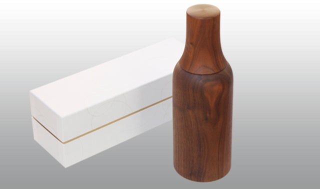 ウイスキー党のあなたへ! 無垢材を削り出して作られた高級ウイスキー