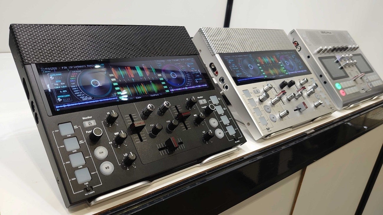 A4サイズに、DJに必要な全ての機能を。日本発、ポータブルDJ