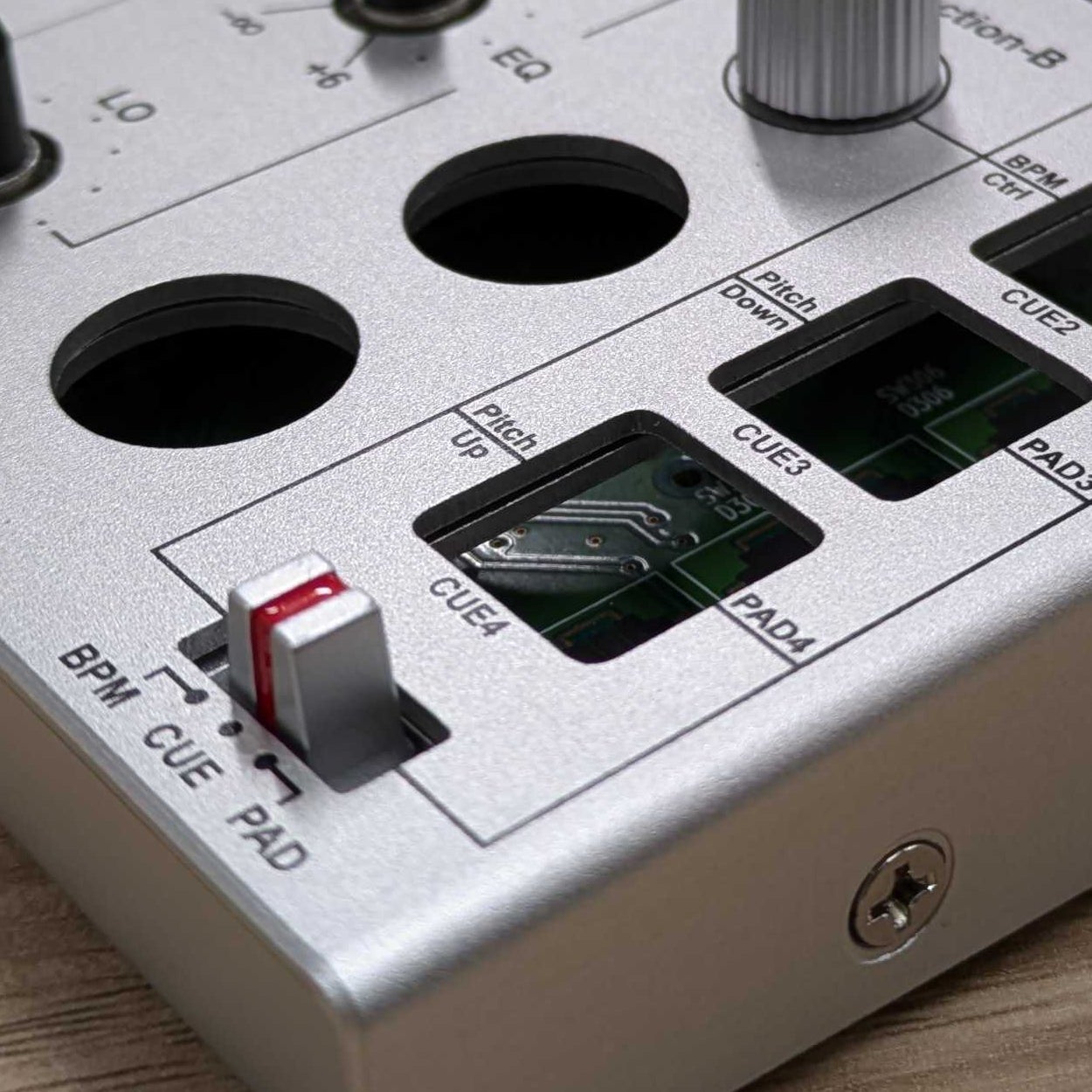 ポータブルDJシステム「FJ1」　makuake コントローラ 音響　シルバー A4サイズに、DJに必要な全ての機能を。日本発、ポータブルDJ