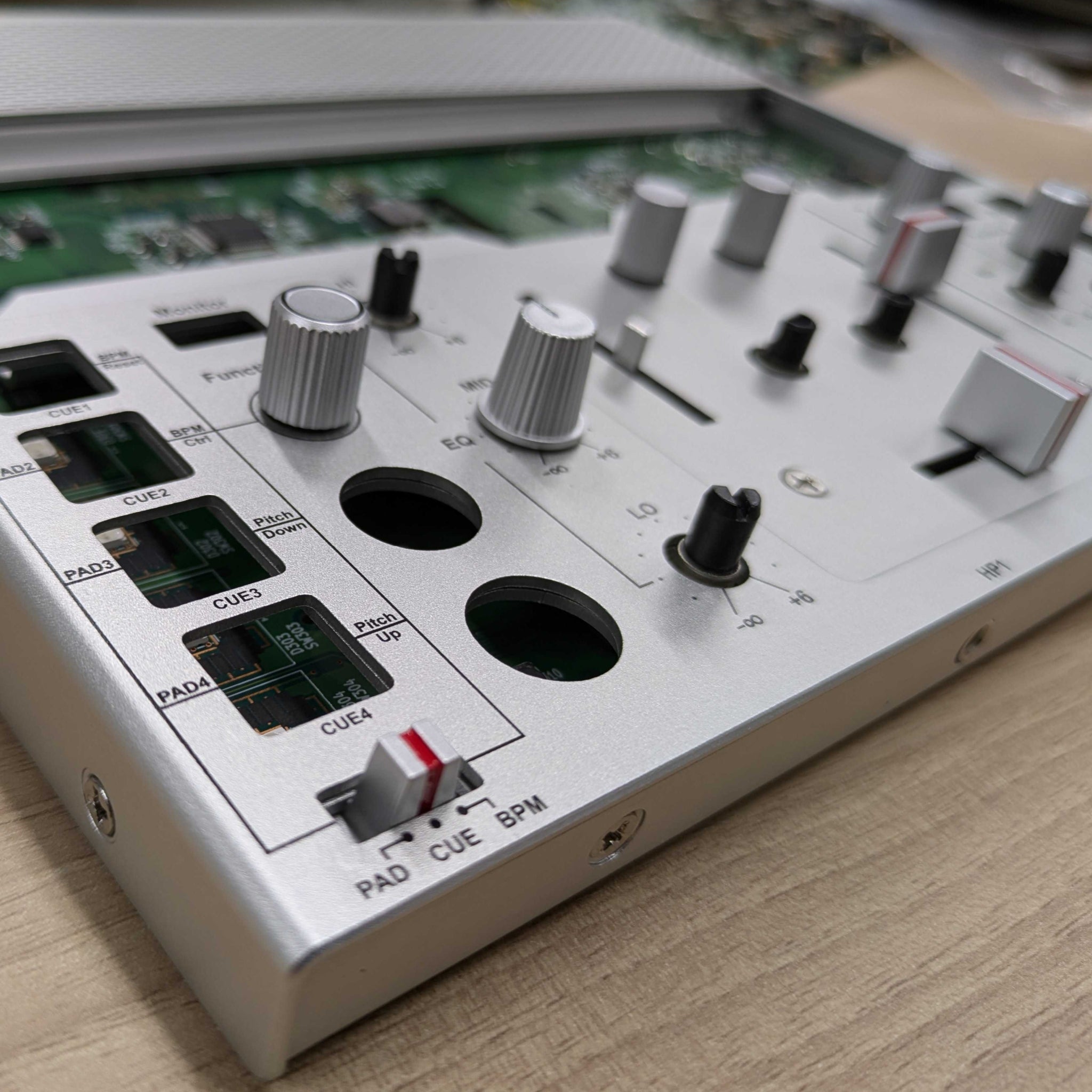A4サイズに、DJに必要な全ての機能を。日本発、ポータブルDJ