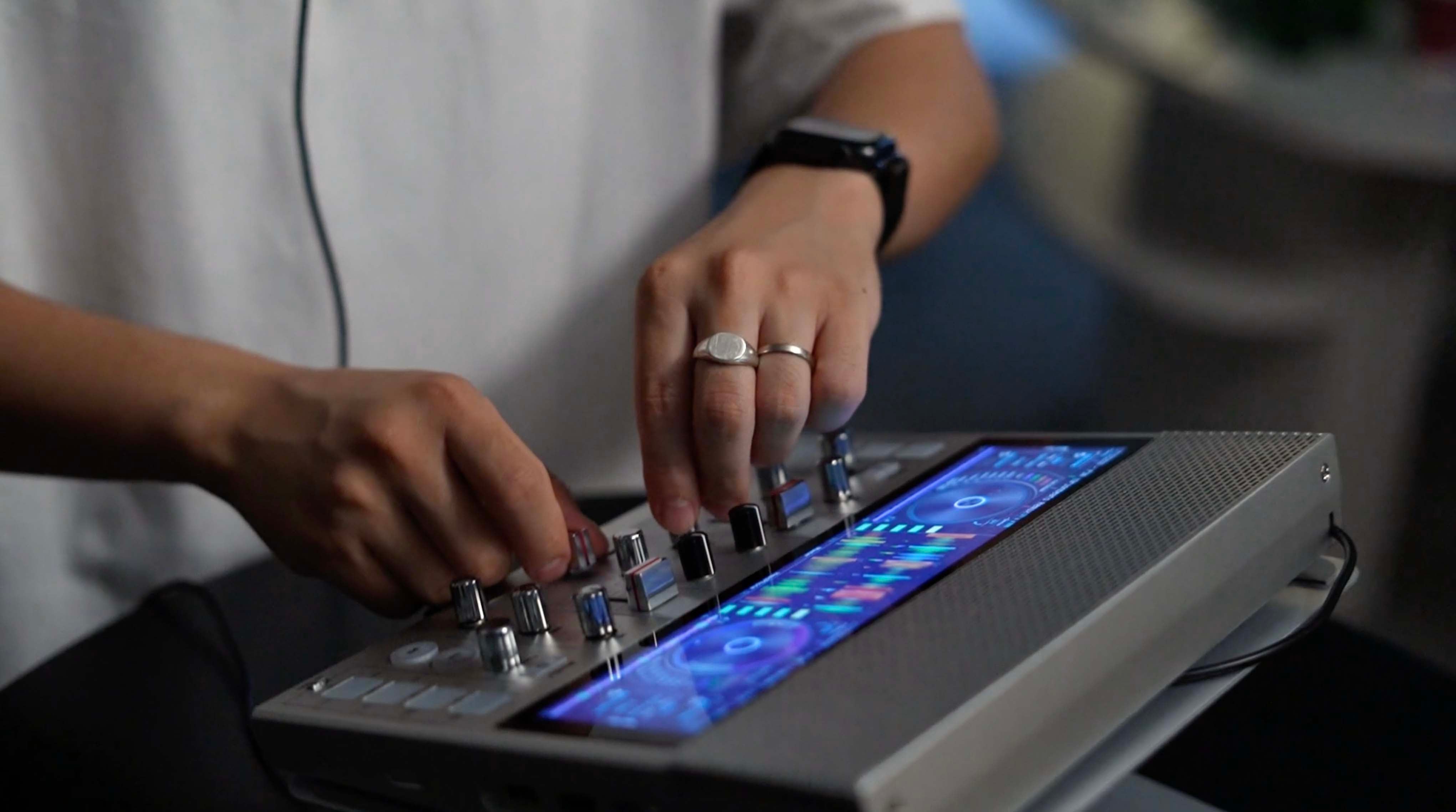 ポータブルDJシステム「FJ1」　makuake コントローラ 音響　ブラック A4サイズに、DJに必要な全ての機能を。日本発、ポータブルDJ