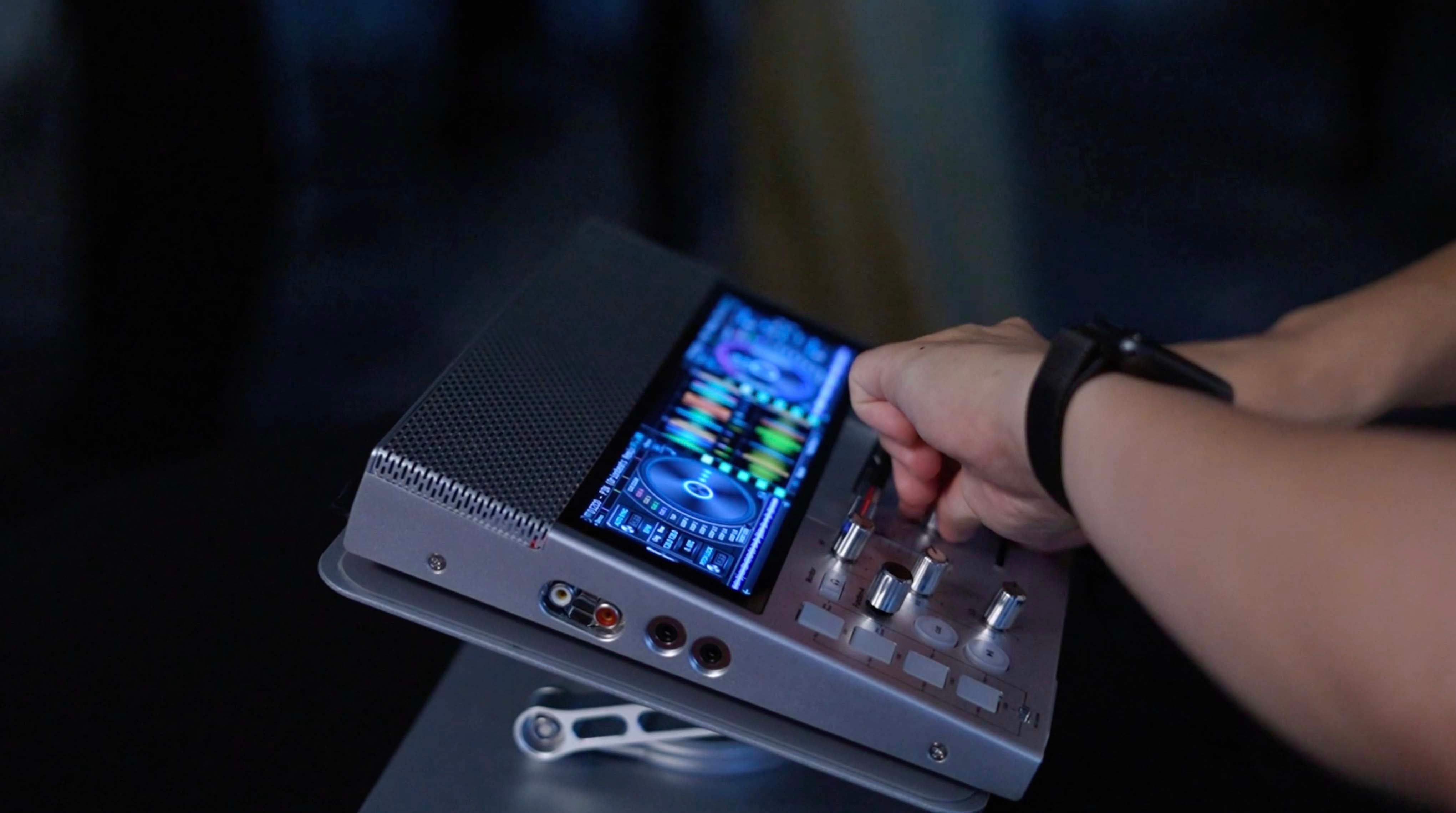ポータブルDJシステム「FJ1」　makuake コントローラ 音響　シルバー A4サイズに、DJに必要な全ての機能を。日本発、ポータブルDJ