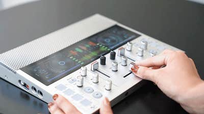 A4サイズのポータブルDJシステム「FJ1」どこでも持ち歩いてプレイ可能 A4サイズのポータブルDJシステム「FJ1」どこでも持ち歩いてプレイ可能