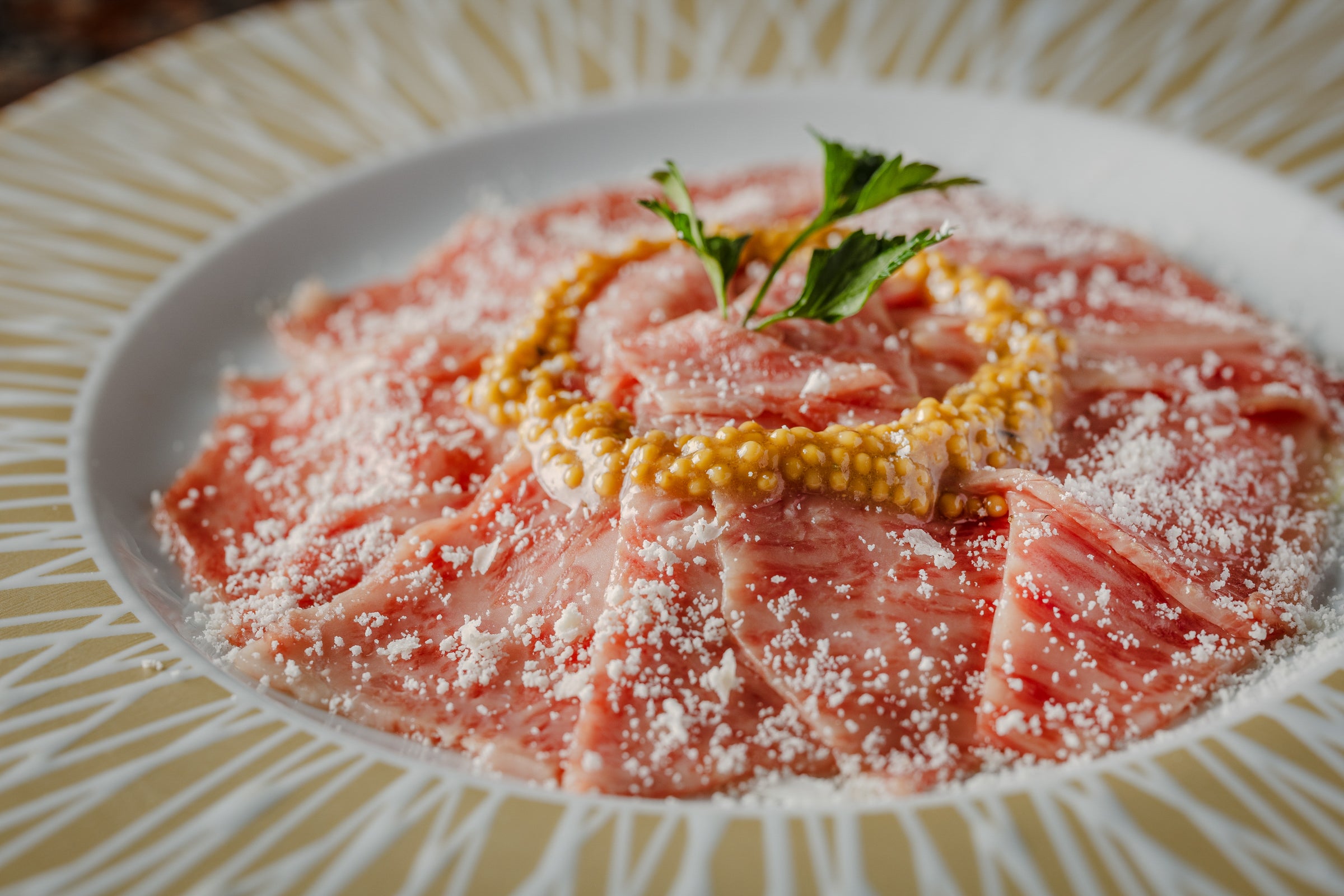 田町に誕生する溶岩焼肉店で極上の和牛体験を。会員専用の焼肉部屋も