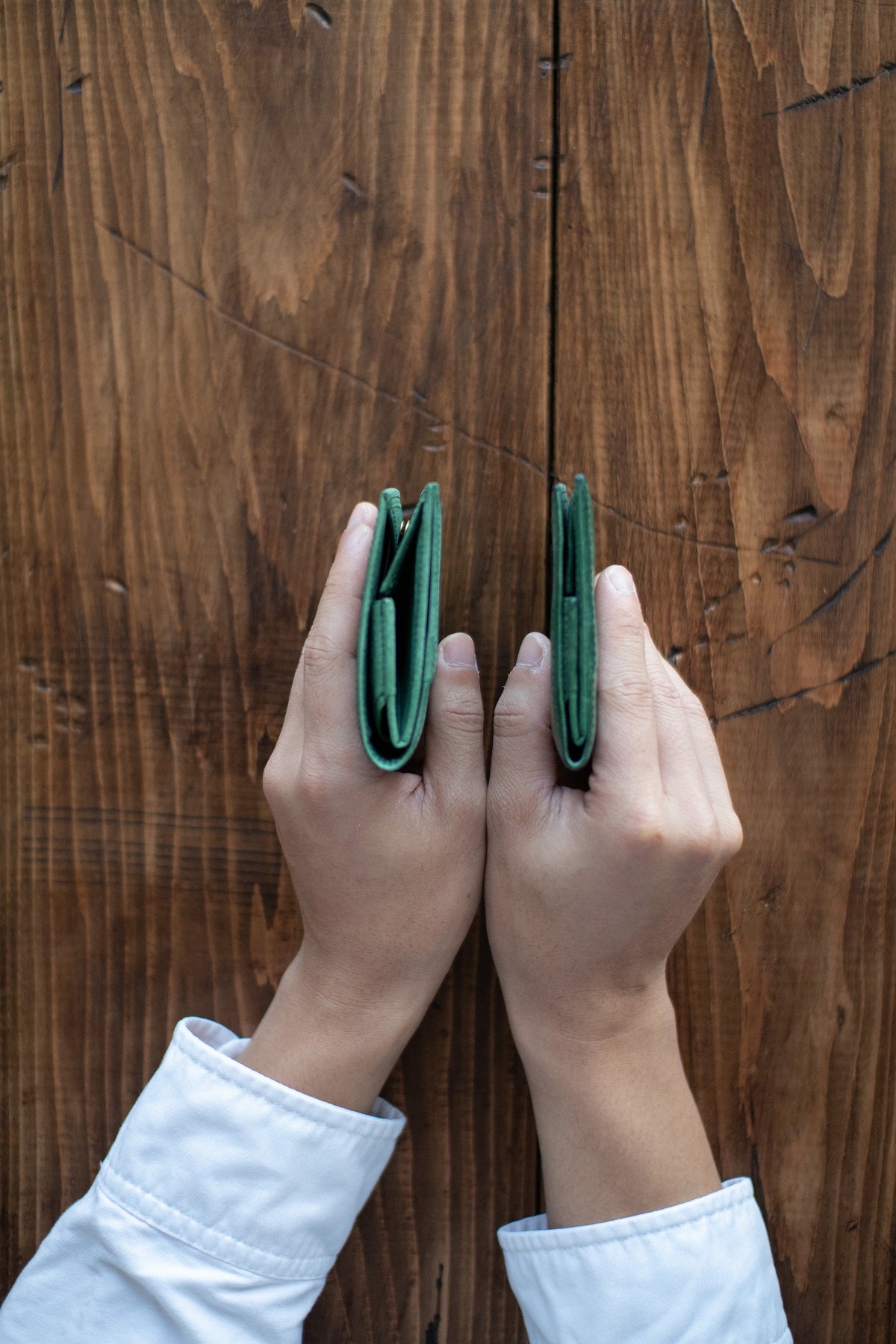 イタリア産マルゴー革を贅沢に使用。ボックス型小銭入れに拘った触り