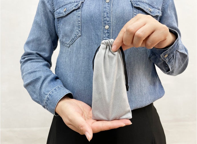 曇らない眼鏡拭きクロスが進化！持ち運びに便利な巾着袋（メガネケース