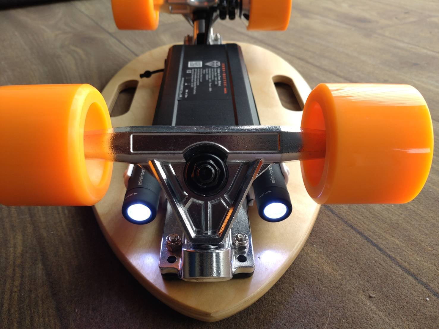 圧倒的に楽しい！新感覚、電動スケートボード。超軽量でコンパクト