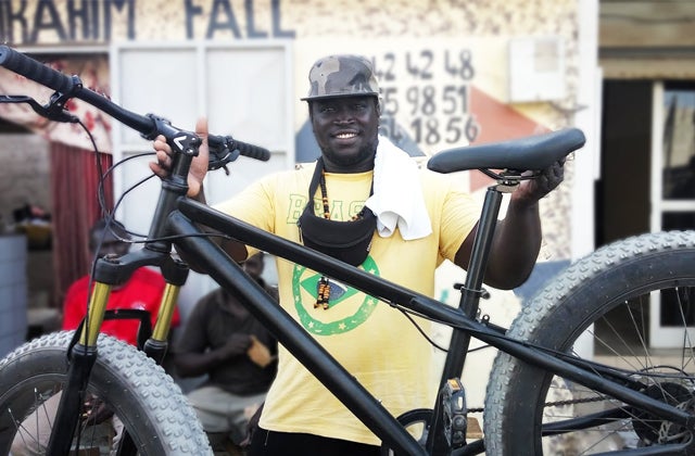 自転車本体 DAKAR 二度見される極太タイヤ。雪道、砂浜も走行可能な自転車「DAKAR