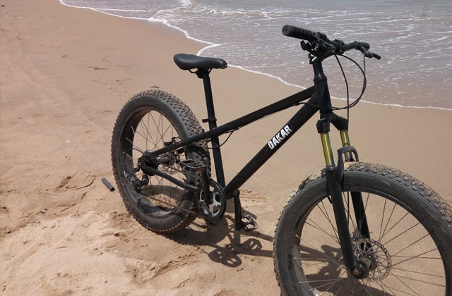 二度見される極太タイヤ。雪道、砂浜も走行可能な自転車「DAKAR