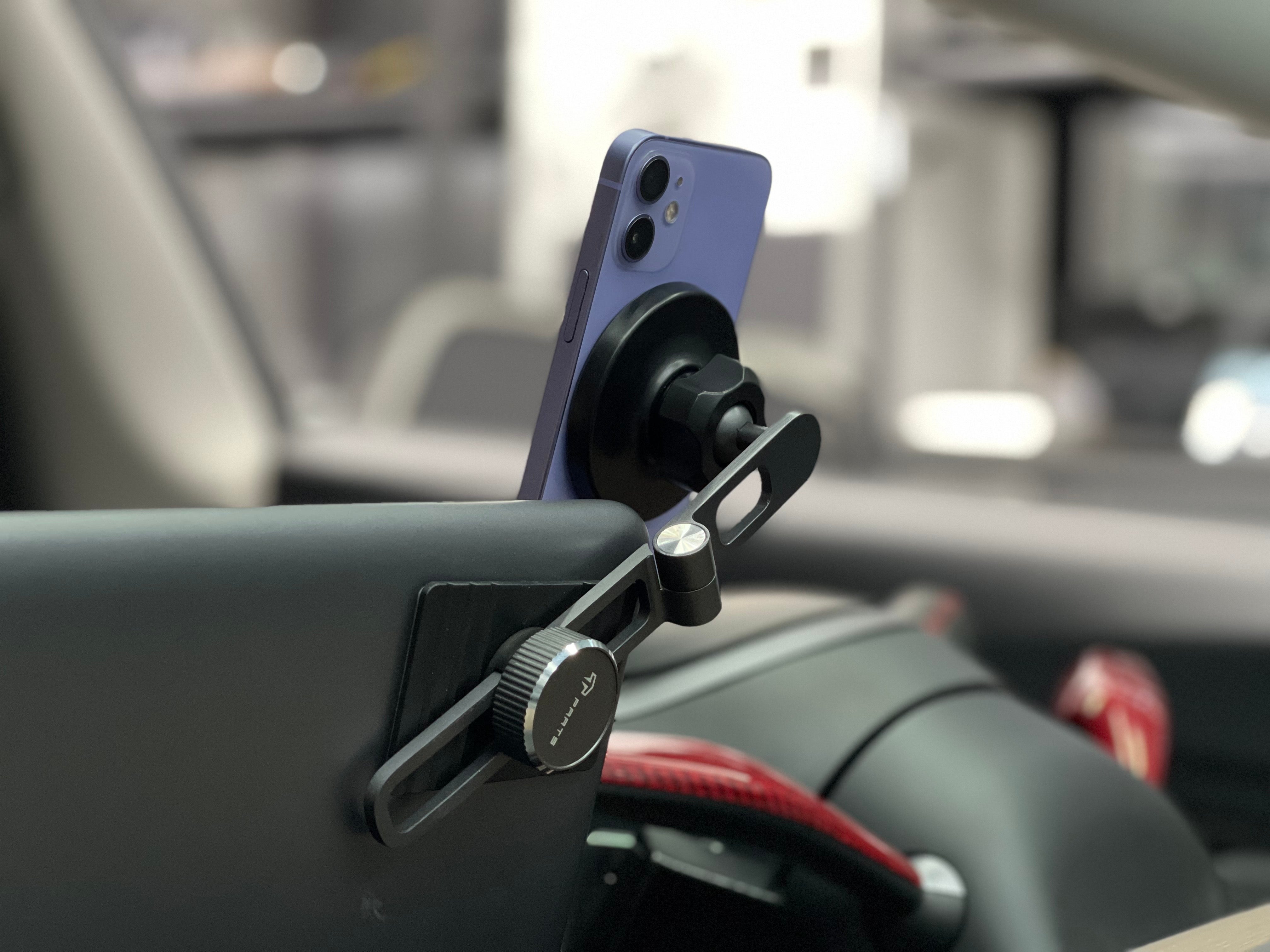 マグネットで簡単吸着！自分の車に合わせて安定的に固定できるスマホ