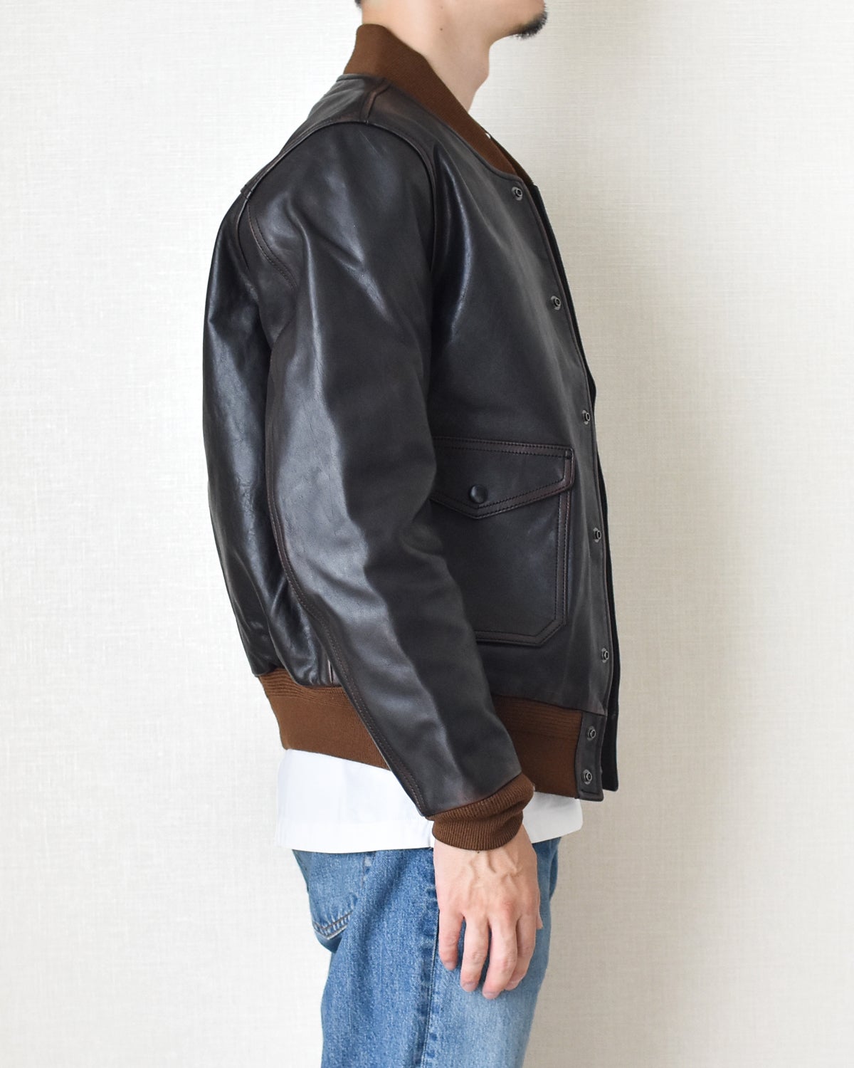 モダンに着こなす A1フライトジャケット・茶芯馬革レザージャケットを4