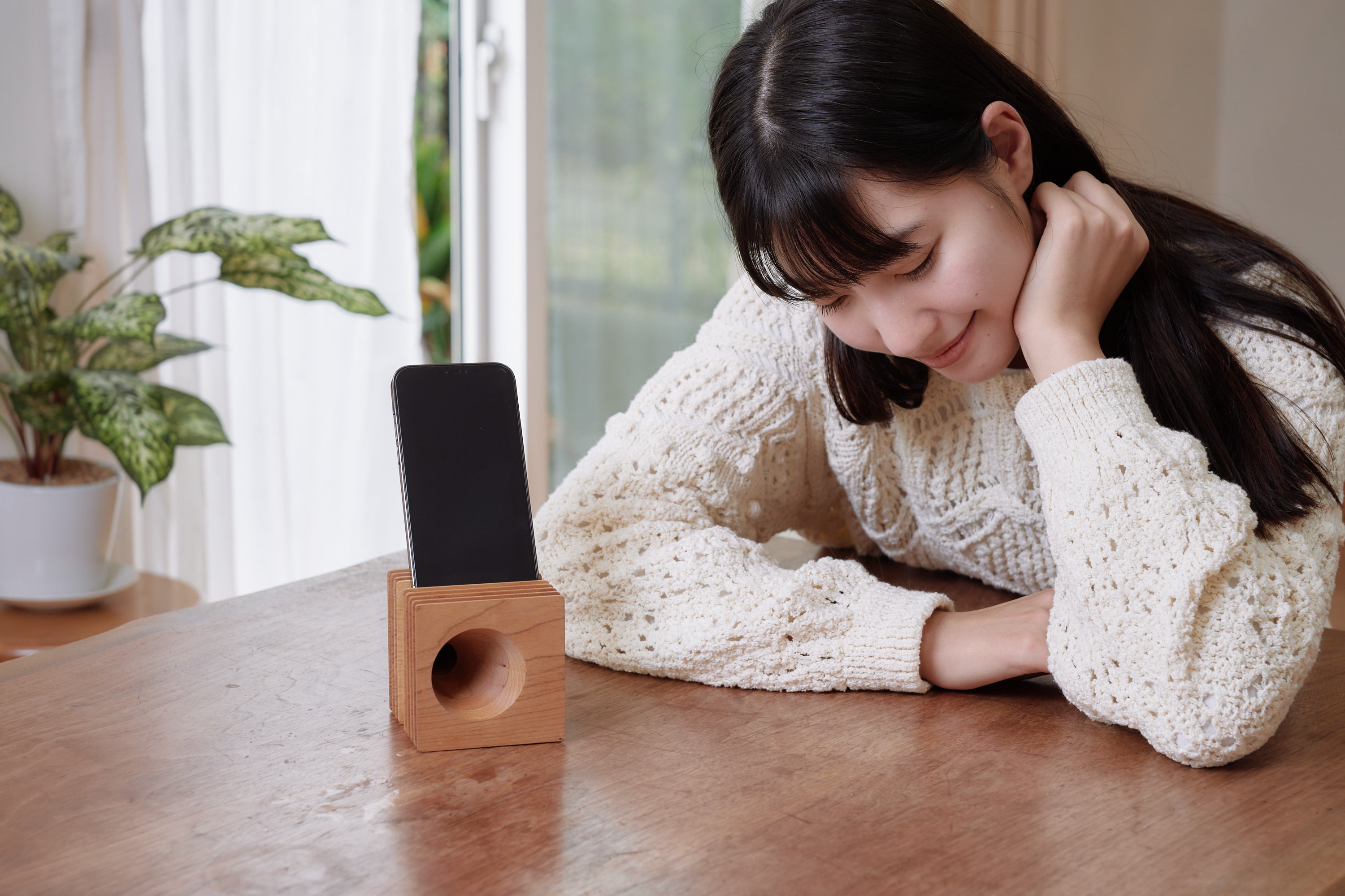 木の温もりに包まれる豊かな響き。無電源スマホスピーカー｜KONOSOUND