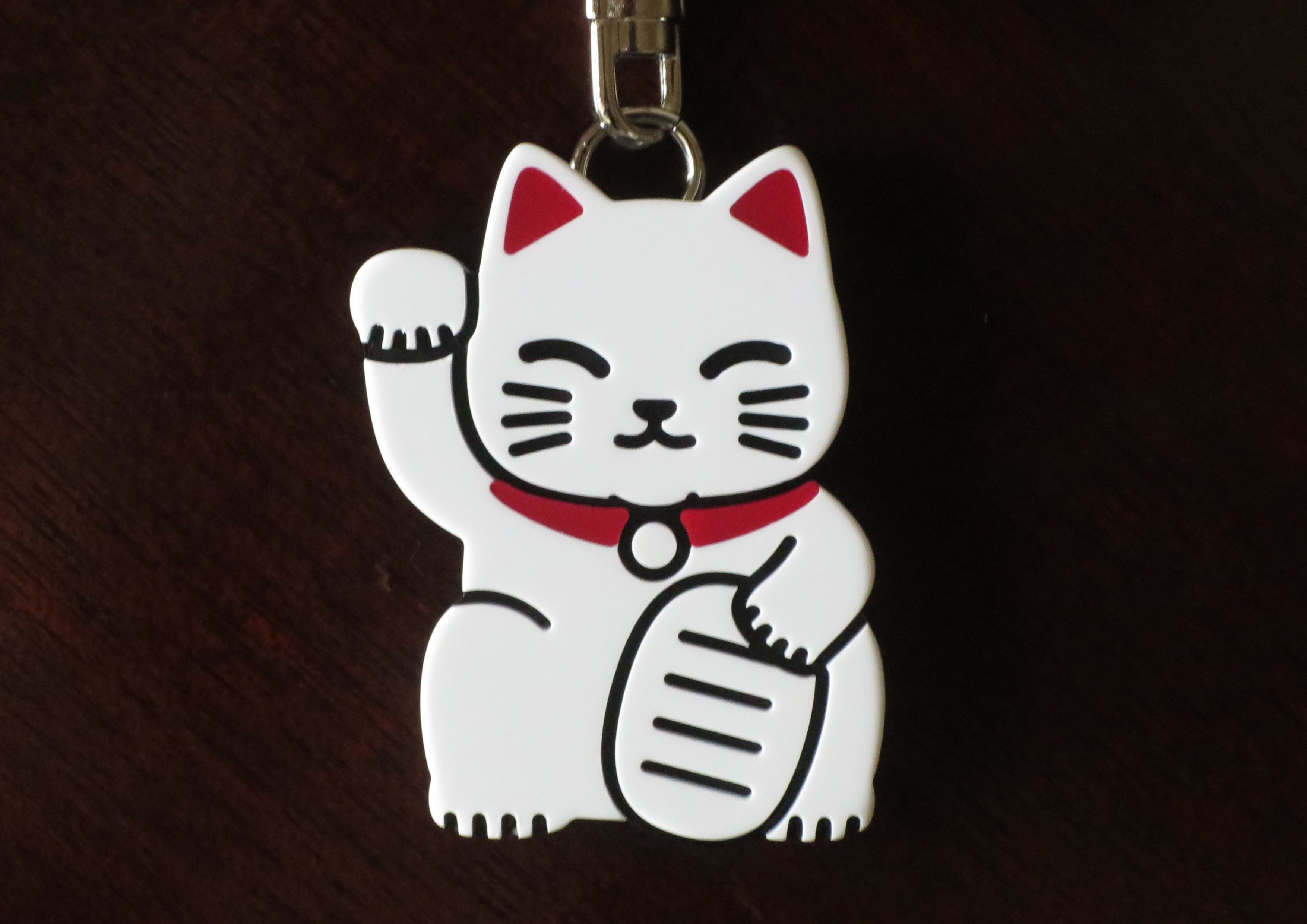 福を呼ぶ縁起物のだるま・招き猫！アウトドアや防災で活躍する、笛の