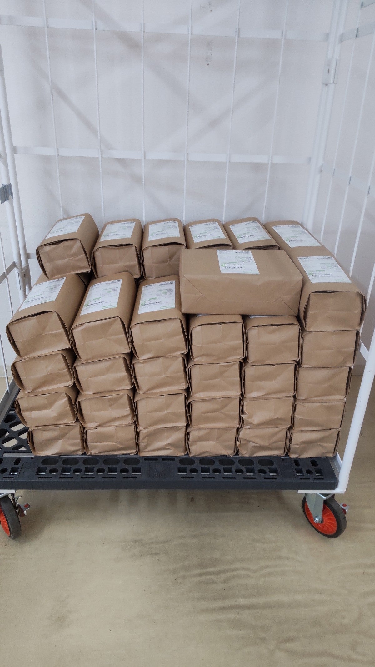 Makuake｜水蒸気発射!? リモコンで360° 大旋回！未来に迫る多機能