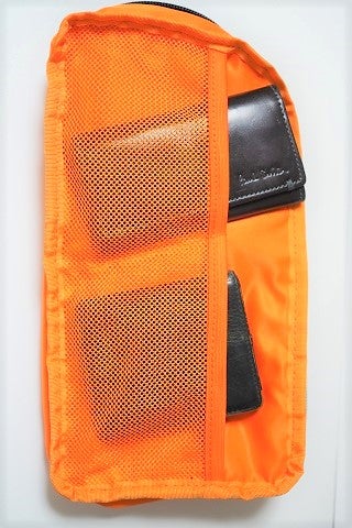 リュックを降ろさず、スマホ・長財布・鍵・定期入れが素早く取り出せる