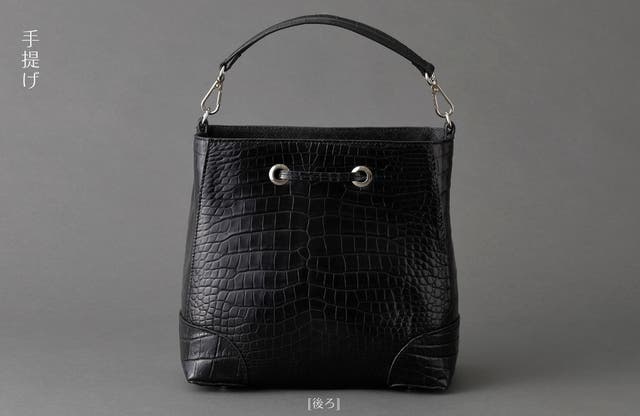 両面センター取り合わせのクロコダイルの革を贅沢に使用した4WAY