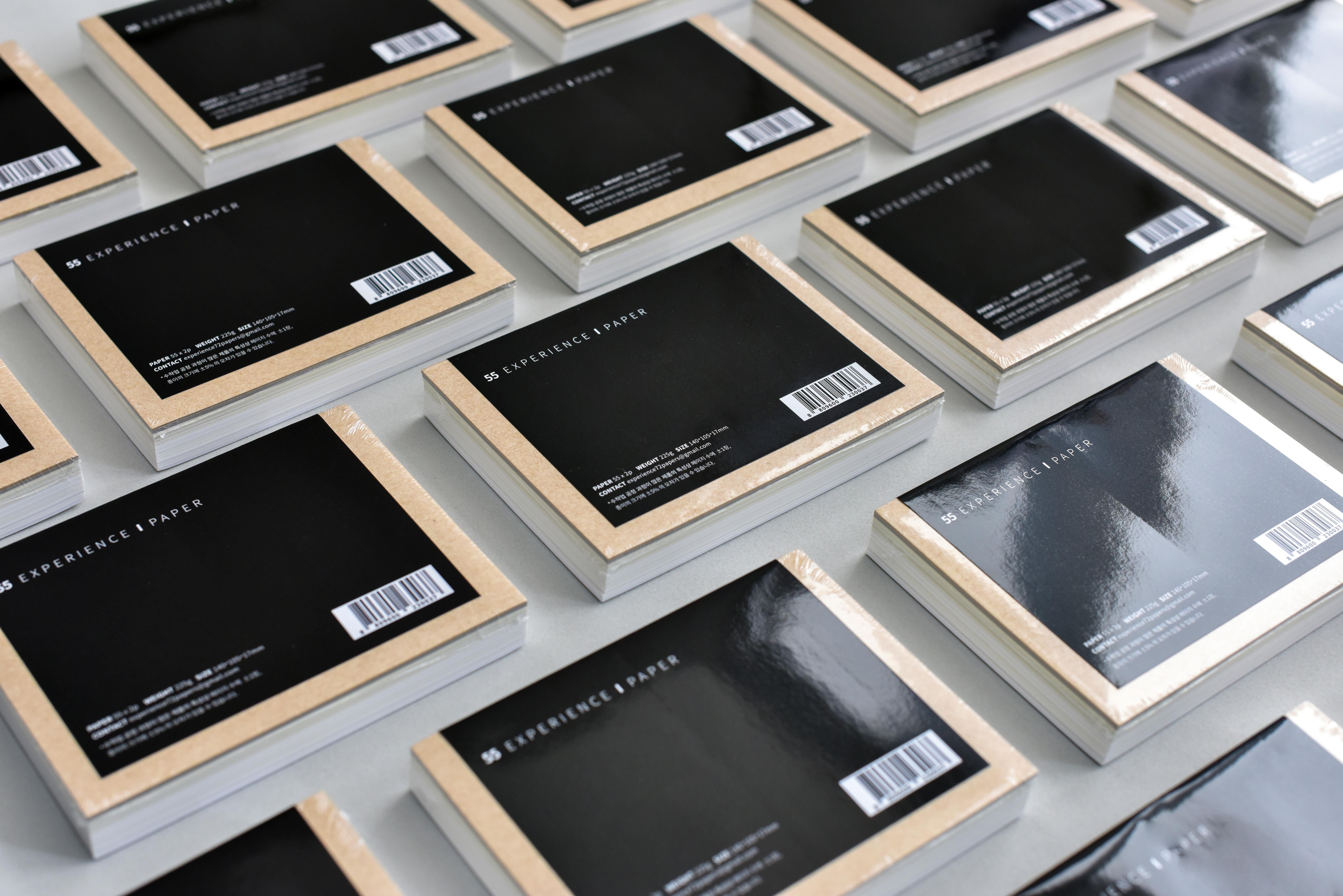 あなたの「1」日を彩る、「55」枚の紙。一冊のメモ帳で55種類の紙を