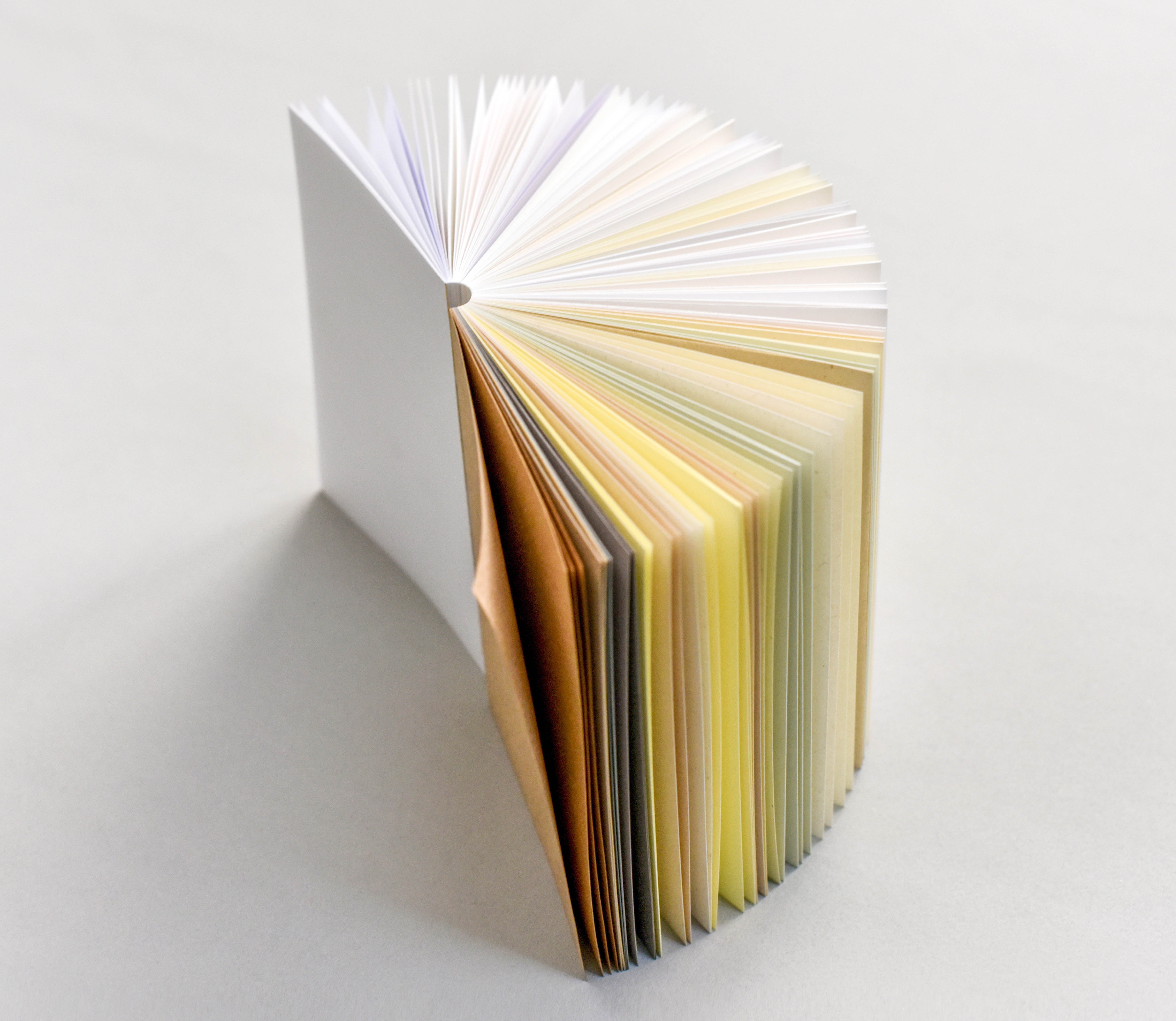 あなたの「1」日を彩る、「55」枚の紙。一冊のメモ帳で55種類の紙を