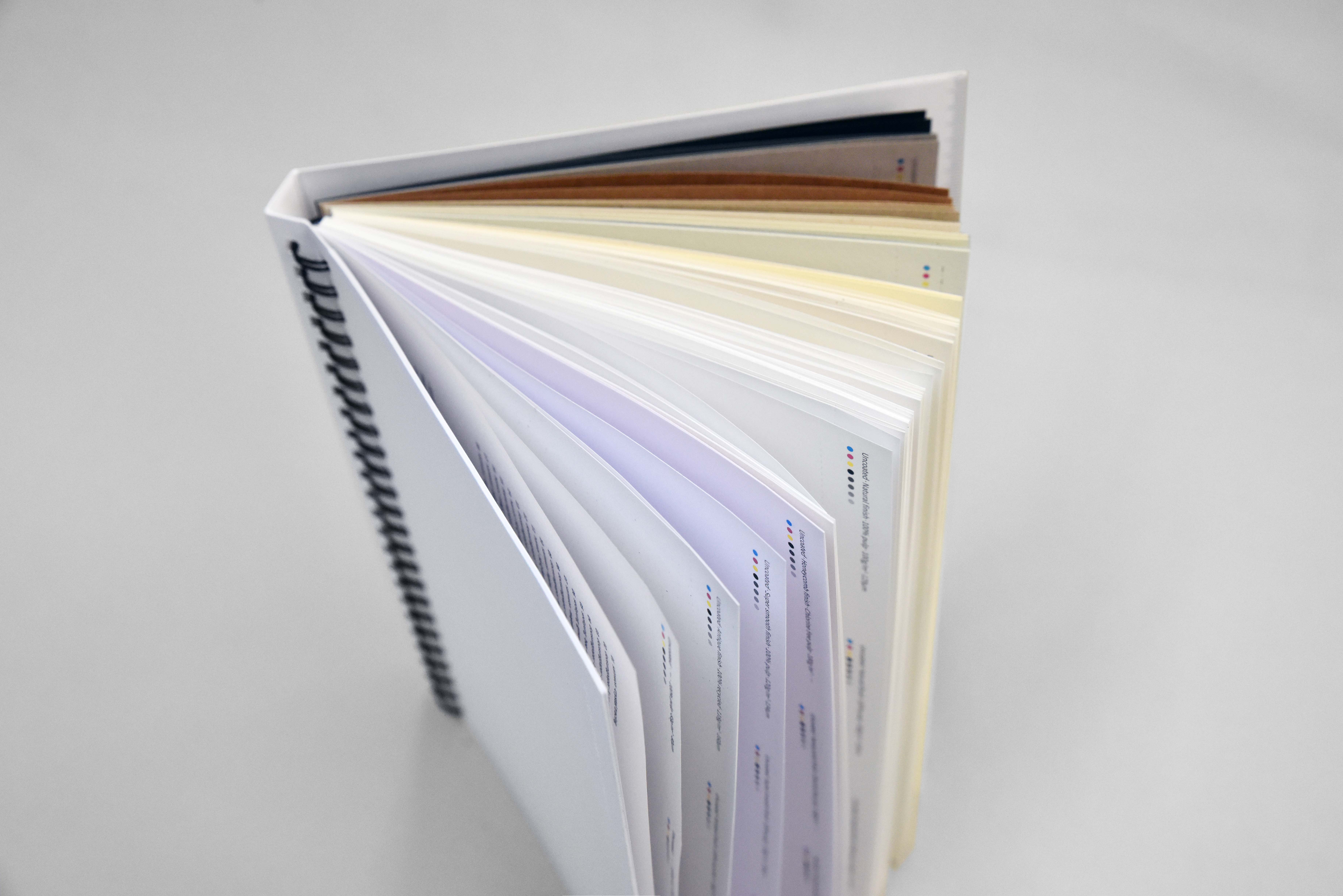あなたの「1」日を彩る、「55」枚の紙。一冊のメモ帳で55種類の紙を