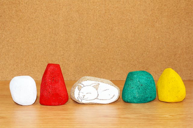 積むだけじゃない積み木。古来の伝統から生まれた、桐とでんぷんの玩具