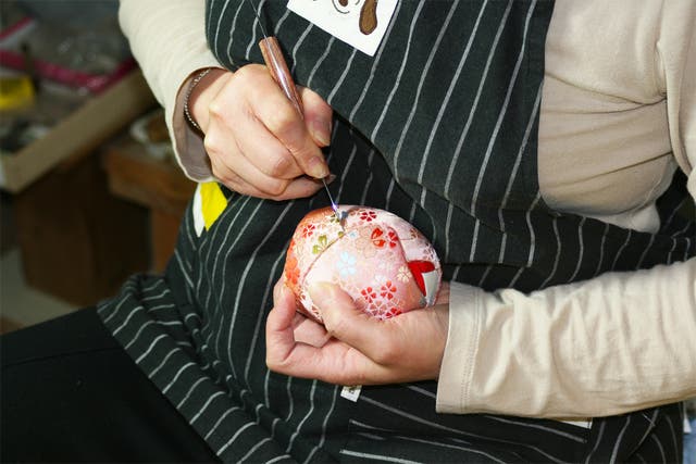 積むだけじゃない積み木。古来の伝統から生まれた、桐とでんぷんの玩具