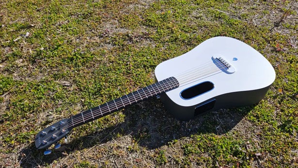 気分は一流ギタリスト、次世代型スマートギターLAVA
