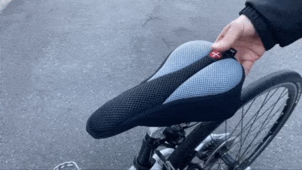 ふわっとおしりが浮く体験を。簡単着脱＆負担をケアするサドルパッド