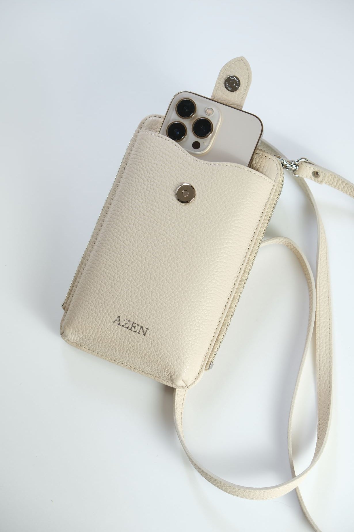 使って、育てる。イタリア製本革を使用した高級感のあるスマホ入れ