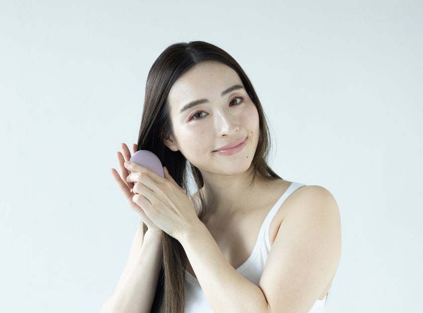うる艶髪へ導くマイクロカレントとマイナスイオンのヘアブラシ 新発想W