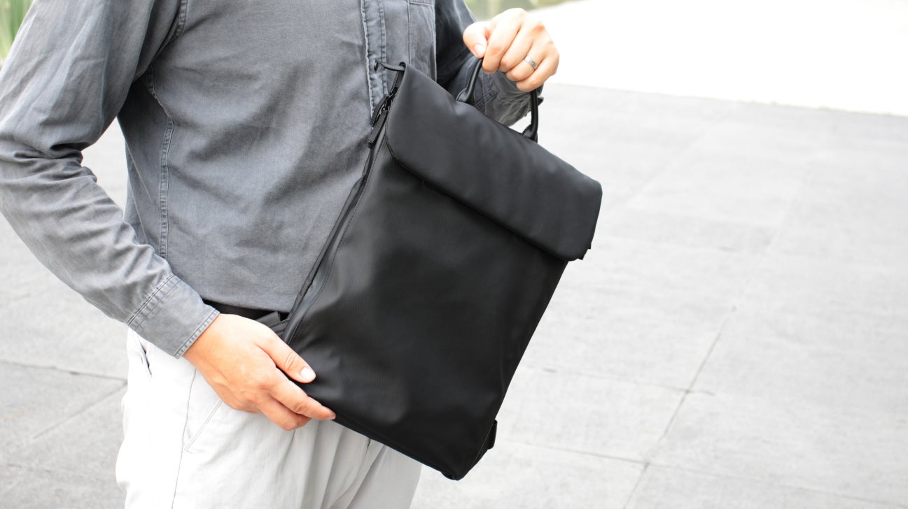 くるっとまるめて2wayパッカブルスリング「Alan sling」｜マクアケ