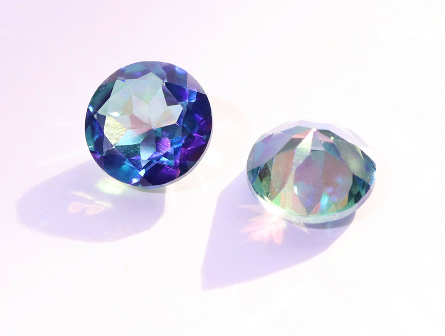 夜空を彩る光の芸術 幻想的で美しい「オーロラブルー」のミスティック