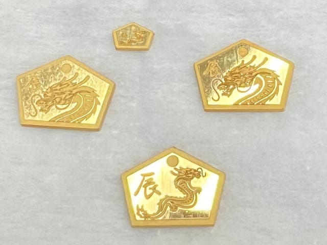 開運』『金運』の願いを印字した身につけられる純金【2024辰】の絵馬 