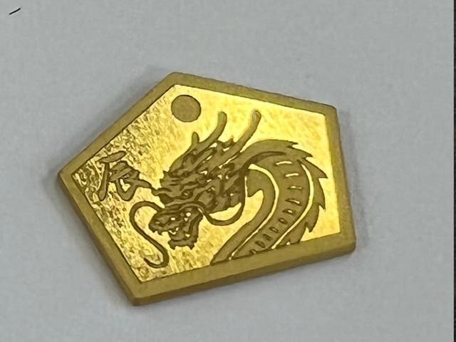 開運』『金運』の願いを印字した身につけられる純金【2024辰】の絵馬 
