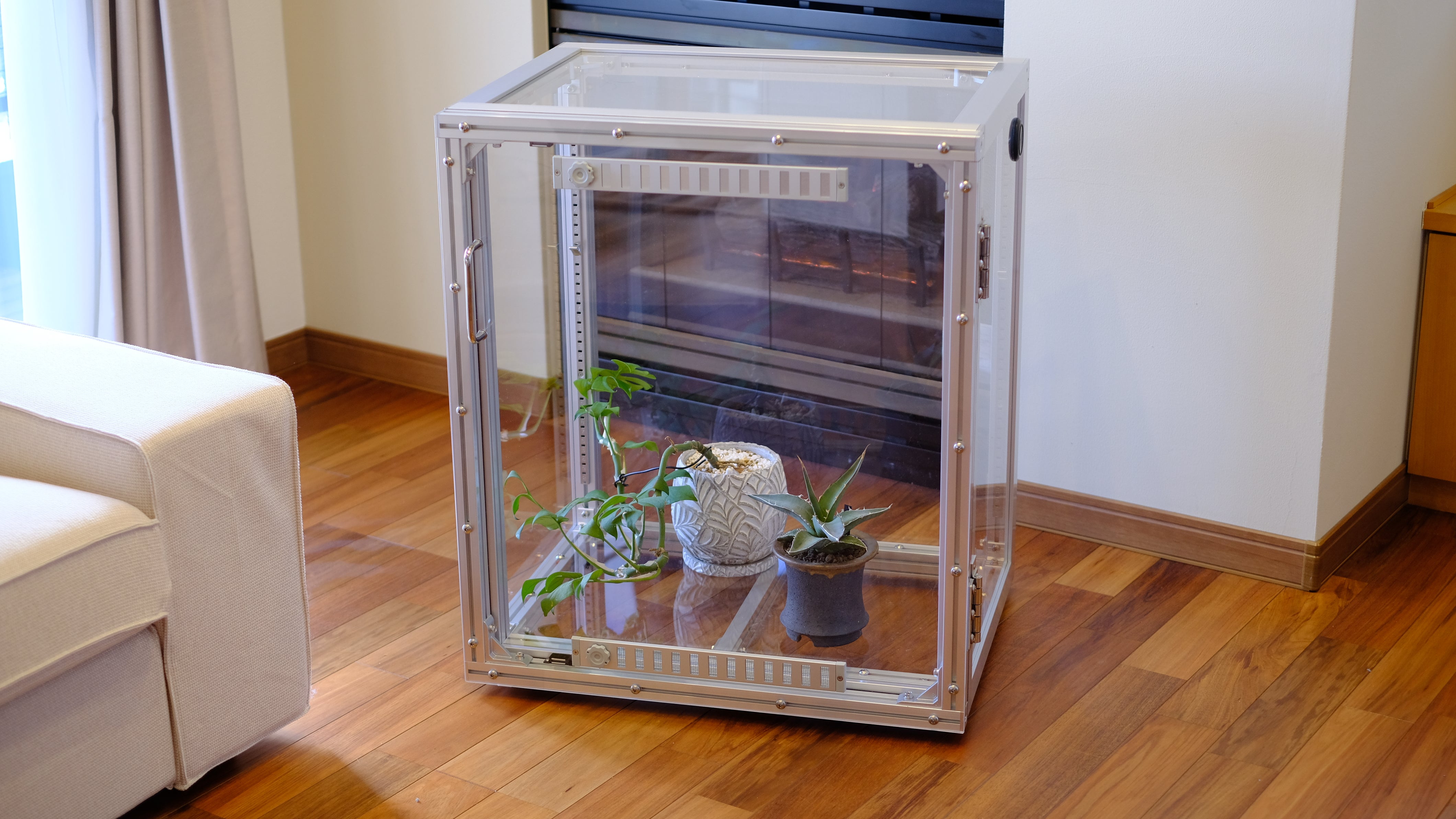 植物の室内育成をもっとオシャレに◎機能性とデザインに特化したアルミ