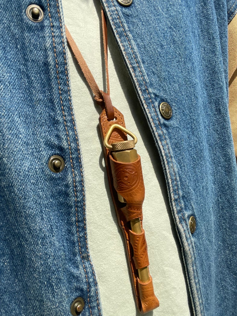 アンティークな輝きが宿る炎。職人が手掛けるこだわりの真鍮製オイル