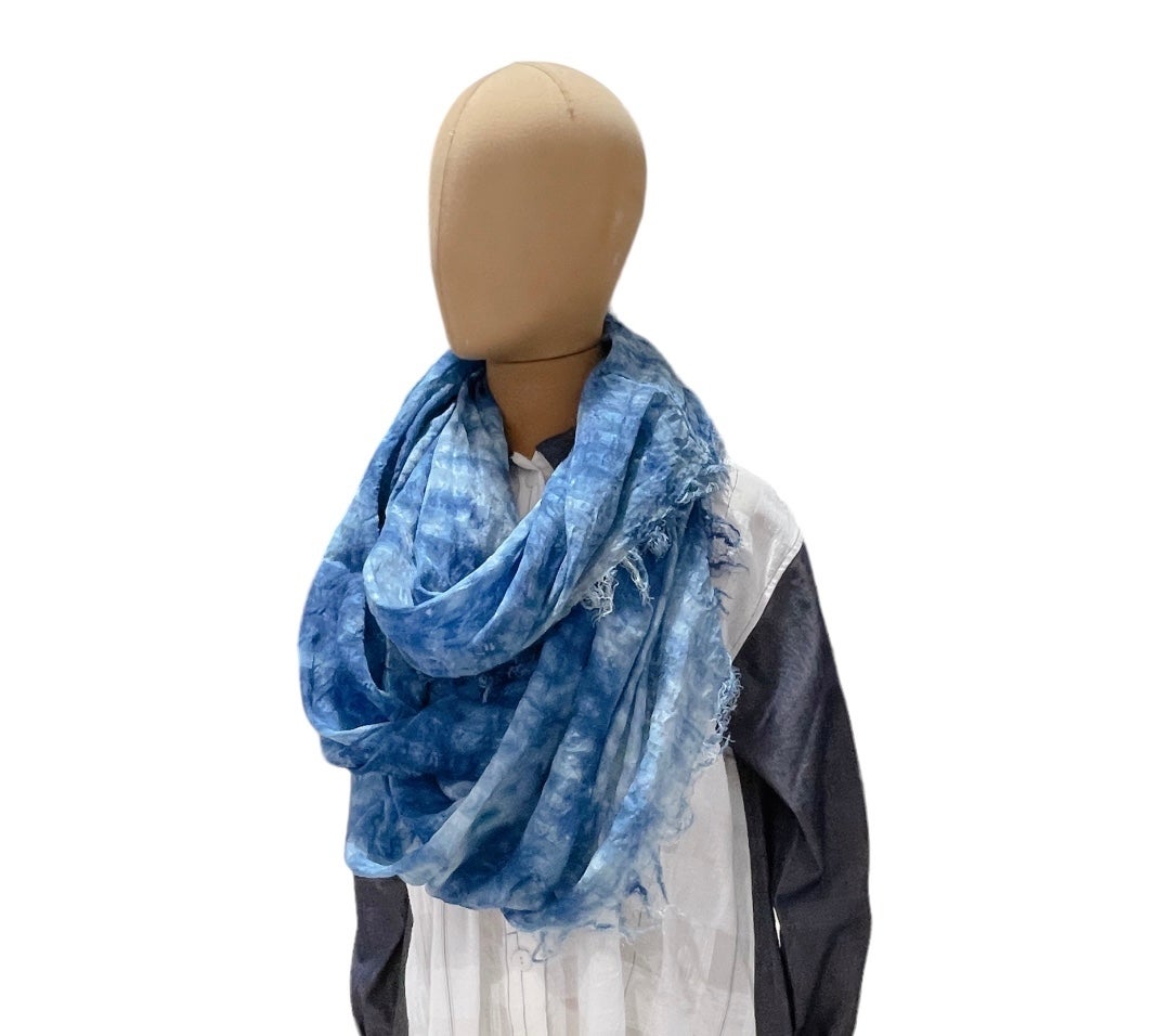 藍するブルーを身に纏う、伝統の職人技の掛け合わせ。シルク・綿の藍