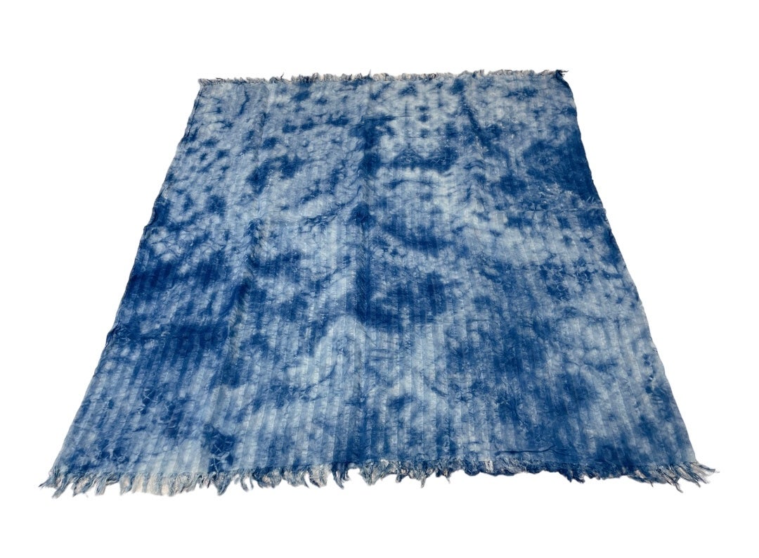 藍するブルーを身に纏う、伝統の職人技の掛け合わせ。シルク・綿の藍