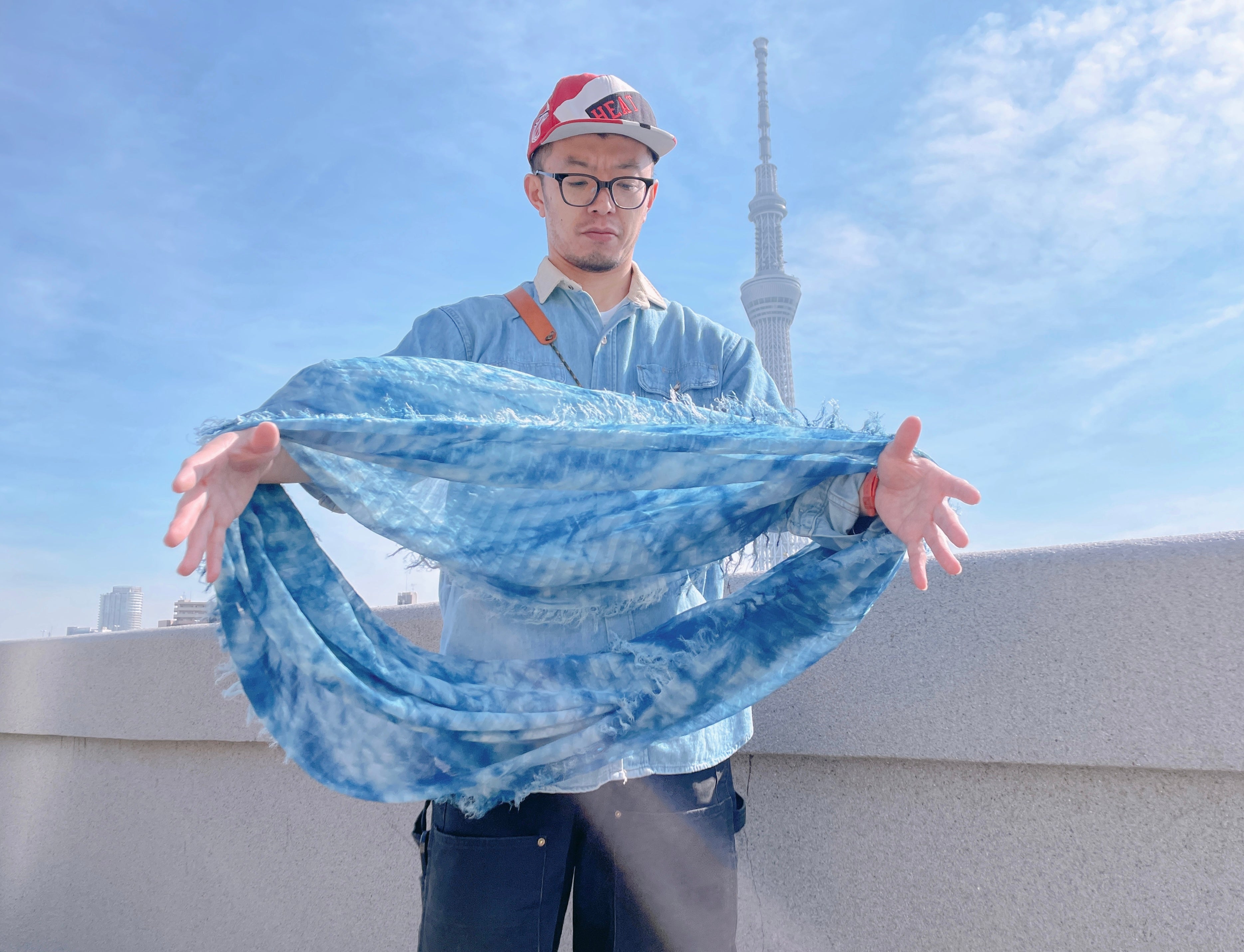 藍するブルーを身に纏う、伝統の職人技の掛け合わせ。シルク・綿の藍