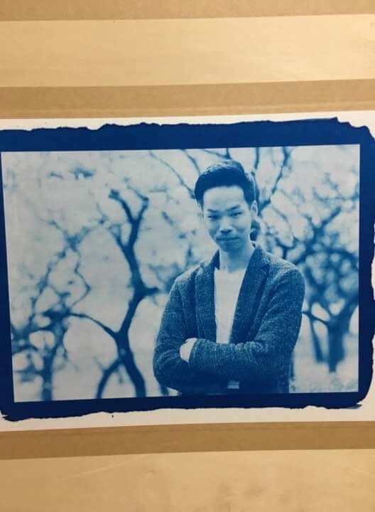 ガラスに自分自身を写す。江戸時代からの昔ながらの撮影方法「湿板写真